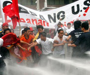 Манила, Филиппины. Пожарные отбивают атаки демонстрантов