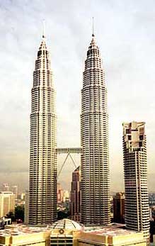 башни-близнецы Petronas Tower в малазийской столице Куала-Лумпур - самые высокие небоскребы в мире