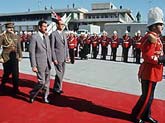 Президент Ирака Саддам Хусейн торжественно принимает премьер-министра Франции Жака Ширака