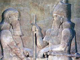 Саргон II (правил в 722-705 гг. до н. э.) с приближенным, возможно, с наследным принцем Синаххерибом. Барельеф из дворца Саргона II в Хорсабаде (Дур-Шаррукин), Ирак