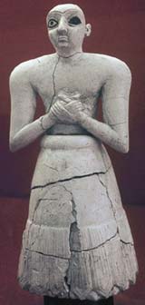 Месопотамская статуэтка молящегося жреца датируется III тысячелетием до н.э.