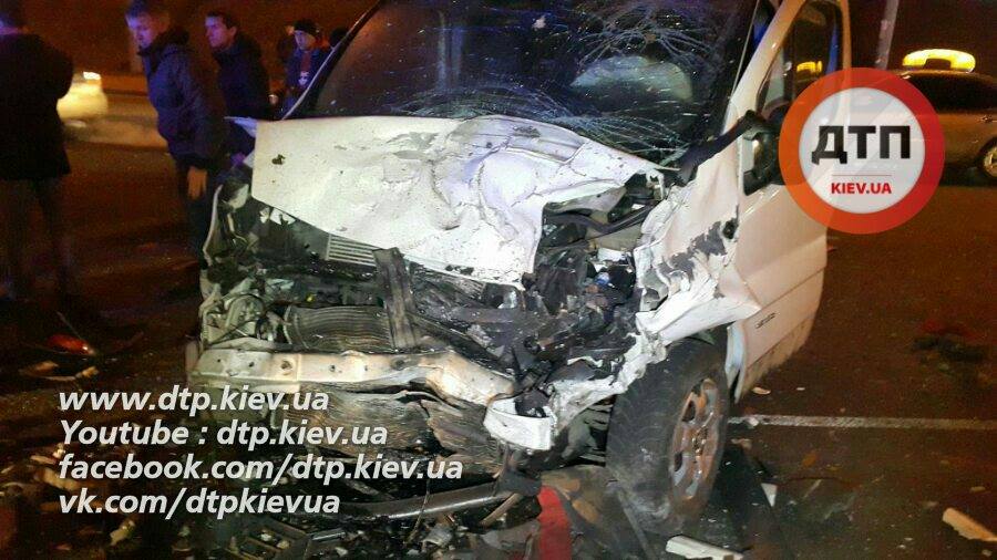 Жуткое ДТП в Киеве: БМВ влетел в микроавтобус, есть жертва и пострадавшие