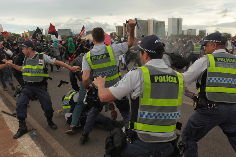 Столкновения произошли в Бразилии из-за моратория на рост госрасходов