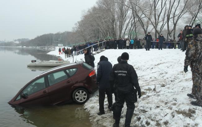 Автомобиль провалился под лед на Десне в Чернигове