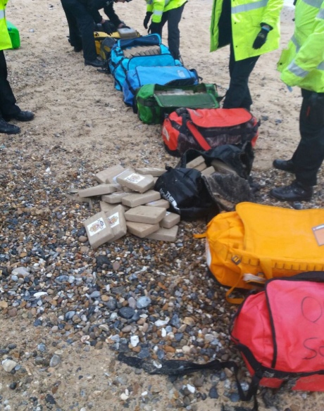 В Соединенном Королевстве на береге волны прибили к берегу мешки с кокаином