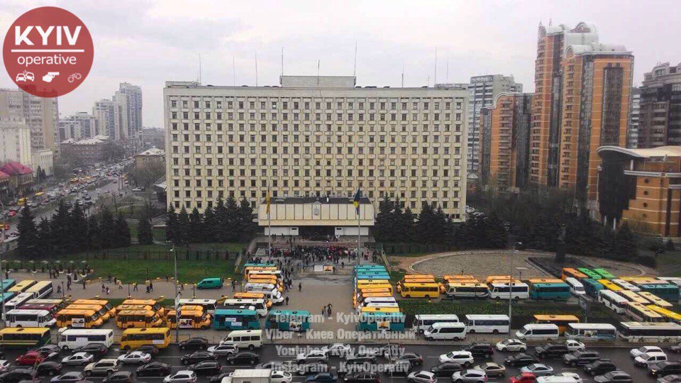 В столице водители маршрутных такси блокируют строение Киевской обладминистрации