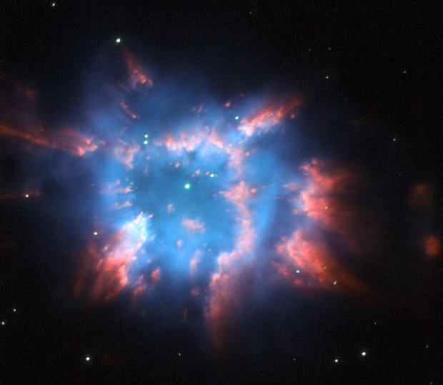 NASA показали туманность, подобную на рождественскую звезду