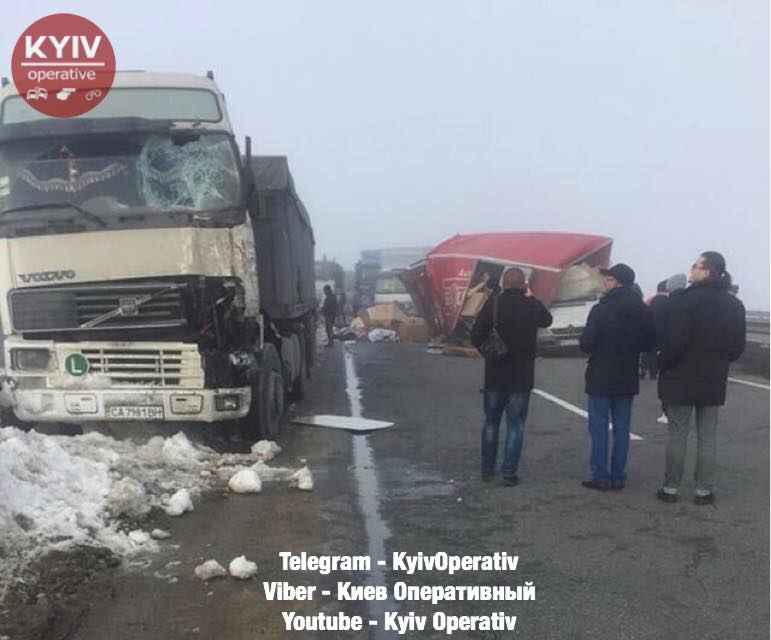 На трассе Киев-Одесса тягач раздавил водителя микроавтобуса, который менял колесо На трассе Киев-Одесса тягач раздавил водителя микроавтобуса, который менял колесо