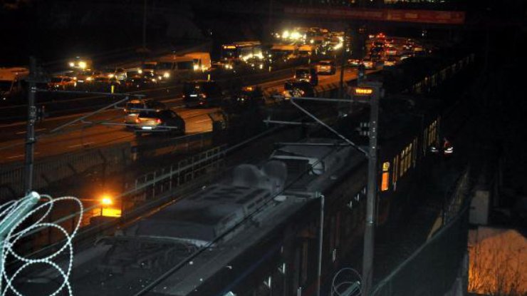Взрыв в Стамбуле остановил движение поездов метро