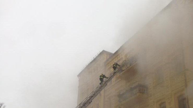 Пожар на Андреевском спуске: спасено двое детей