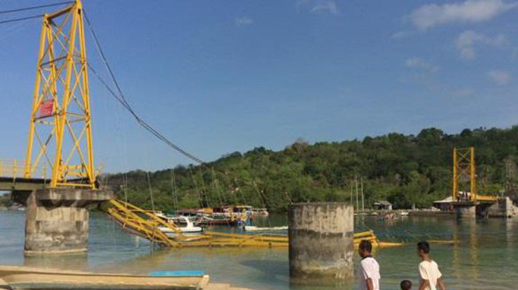 На острове Бали обрушился мост, погибли девять человек