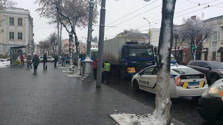 В Виннице фура переехала насмерть женщину на остановке