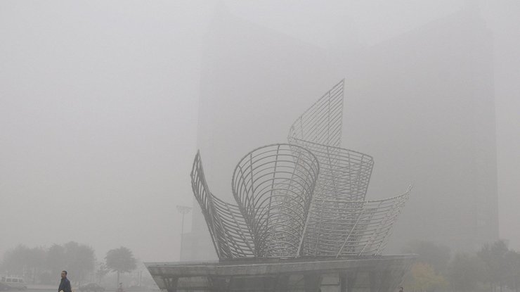 В крупных городах Китая объявлен красный уровень тревоги из-за ядовитого смога