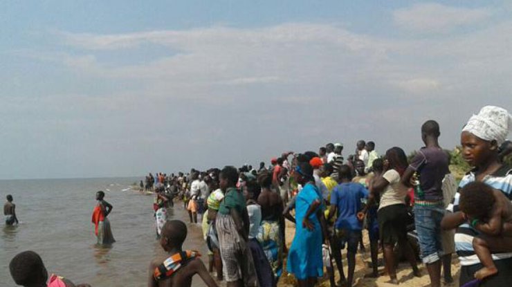 В Уганде судно с футбольной командой на борту потерпело крушение из-за перегруза