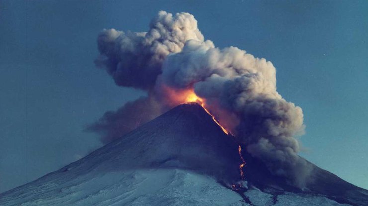 Самый высокий активный вулкан Евразии выбросил столб пепла вышиной 7 км