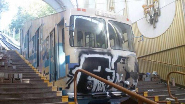 Неизвестные разрисовали вагон киевского фуникулера