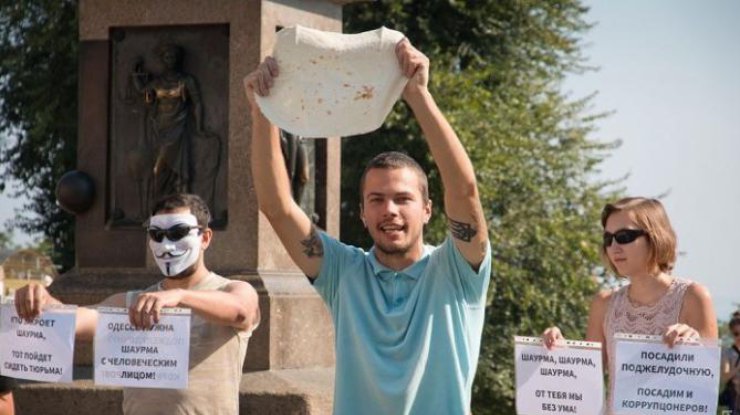 Шаурма с человеческим лицом: в Одессе прошла особенная акция протеста Шаурма с человеческим лицом: в Одессе прошла особенная акция протеста