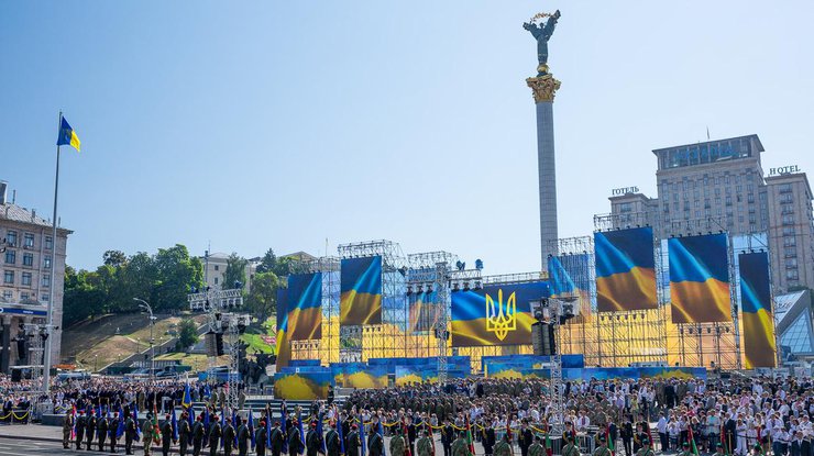 Парад, вышиванки и цветы: как украинцы День Независимости подчеркивали