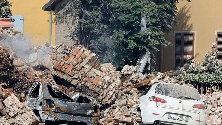 Число погибших землетрясения в Италии выросло до 294 человек