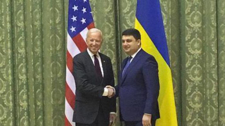 Гройсман поблагодарил Байдена «за веру в Украину»