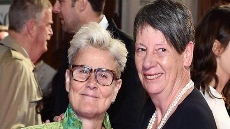 В Германии в первый раз в однополый брак вступила министр