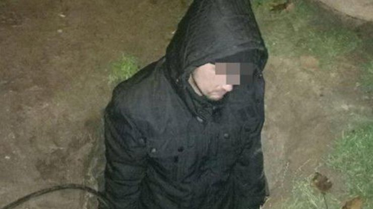 В Запорожье кабельный мошенник застрял в колодце В Запорожье кабельный мошенник застрял в колодце