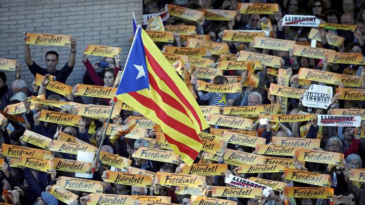 В Барселоне проходит многотысячный протест в поддержку каталонских политиков