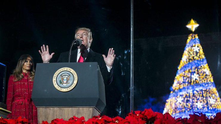 Трамп вместе с семьей зажег рождественскую елку у Белого дома