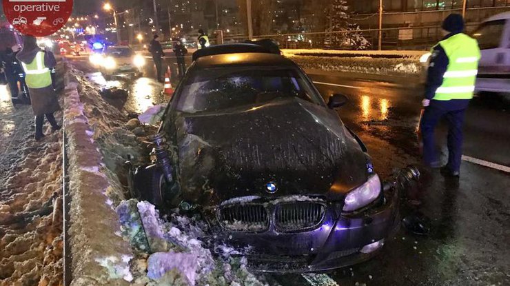 В Киеве случилось смертельное ДТП: пассажир умер, а шофёр авто убежал В Киеве случилось смертельное ДТП: пассажир умер, а шофёр авто убежал