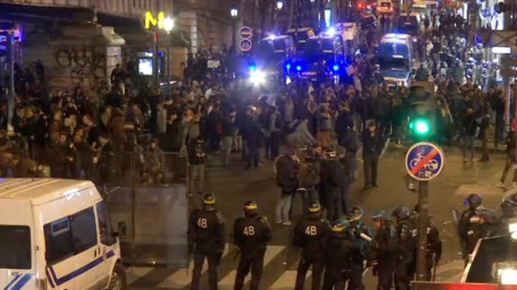 Беспорядки в столице франции: для разгона толпы применили слезоточивый газ