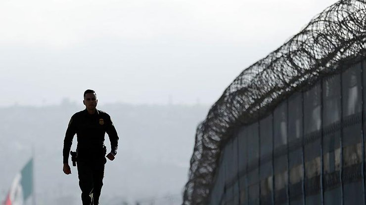 Власти США объявили конкурс проектов стены на границе с Мексикой Власти США объявили конкурс проектов стены на границе с Мексикой