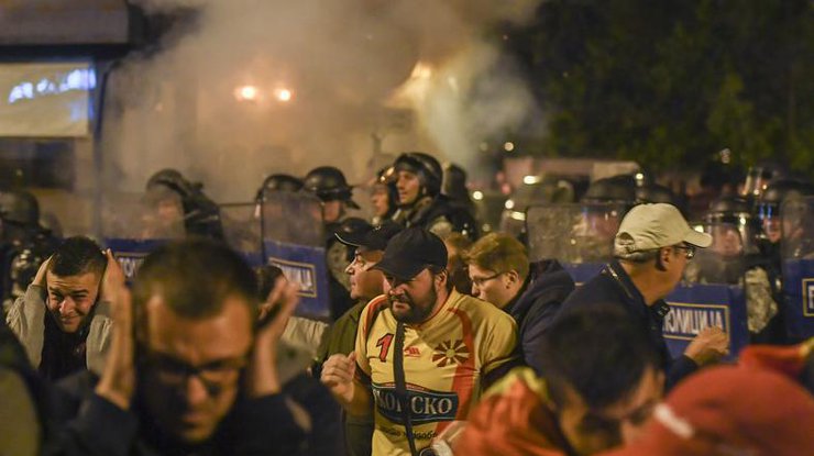 Протестующие вторглись в парламент и избили лидера оппозиции — Беспорядки в Македонии