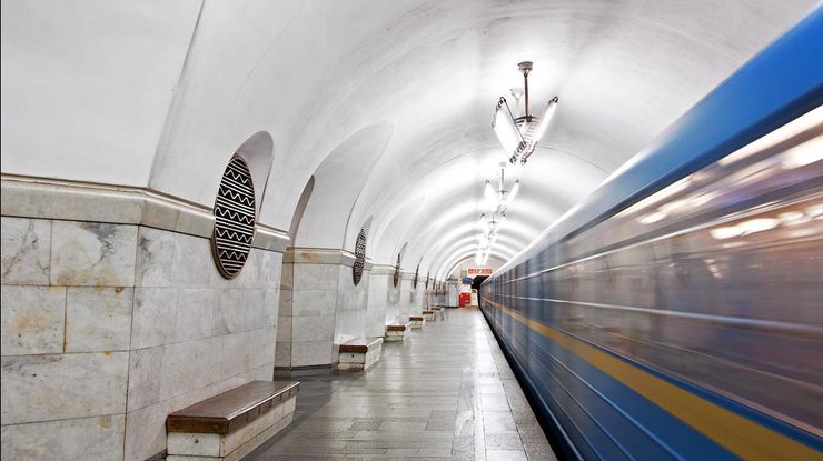 На «красной» ветке киевского метро останавливалось движение поездов: человек упал на рельсы
