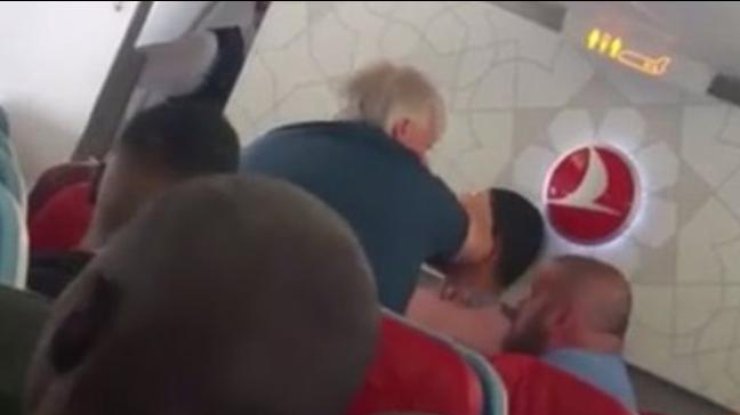 В Соединенном Королевстве Великобритании пассажира избили прямо в самолете