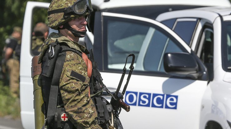 Боевики «ЛНР» грозили расстрелять наблюдателей СММ за пожелания с Днем Конституции Украины Боевики «ЛНР» грозили расстрелять наблюдателей СММ за пожелания с Днем Конституции Украины