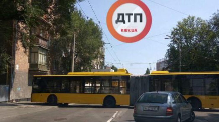 В Киеве троллейбус на скорости врезался в дом В Киеве троллейбус на скорости врезался в дом