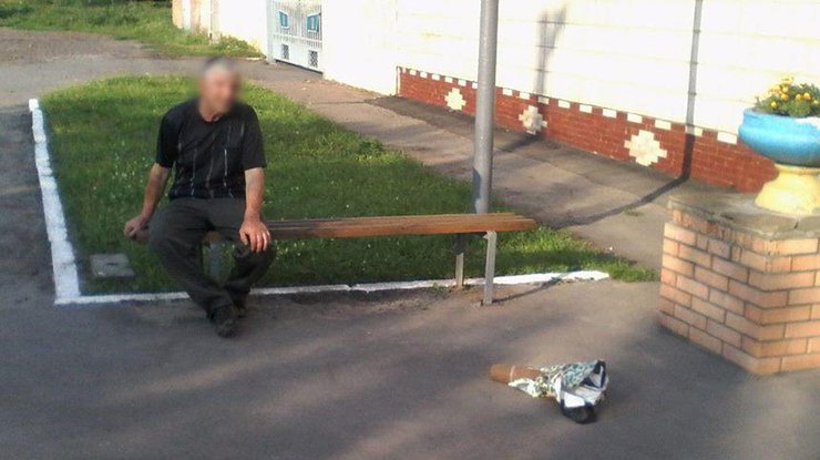 Под Киевом прохожий отыскал снаряд и отвез его саперам в пакете Под Киевом прохожий отыскал снаряд и отвез его саперам в пакете