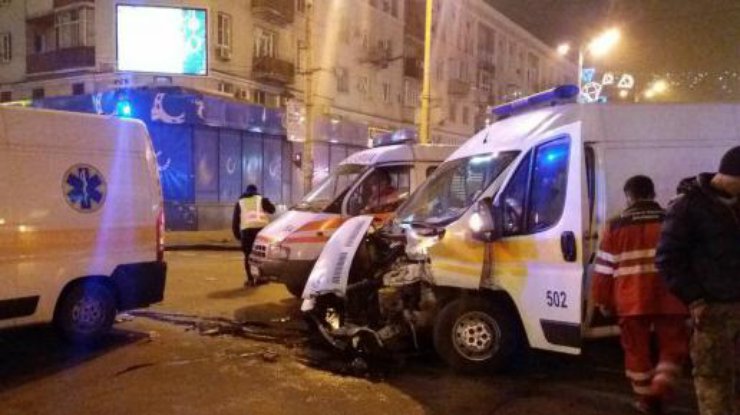 В центре Запорожья фургон влетел в «скорую» с пациентом В центре Запорожья фургон влетел в «скорую» с пациентом