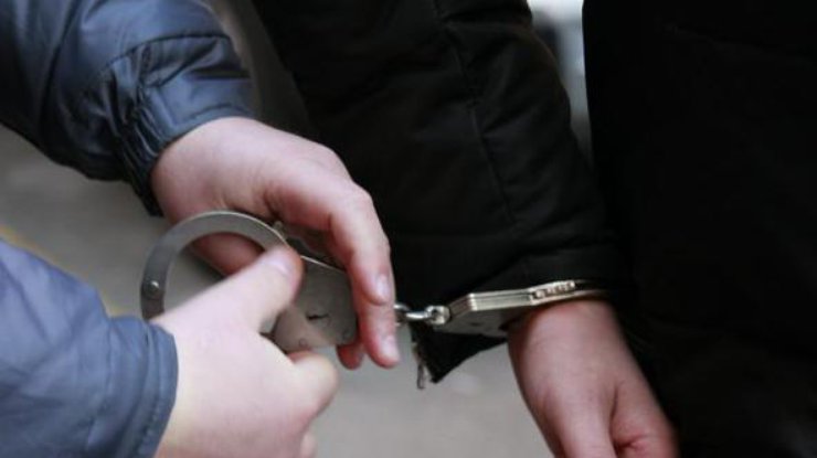 В Киевской области мужчина палкой избил полицейских В Киевской области мужчина палкой избил полицейских