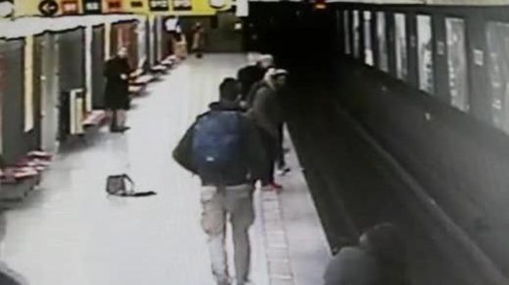 Ученик спас ребенка из-под колес метро в Милане Ученик спас ребенка из-под колес метро в Милане