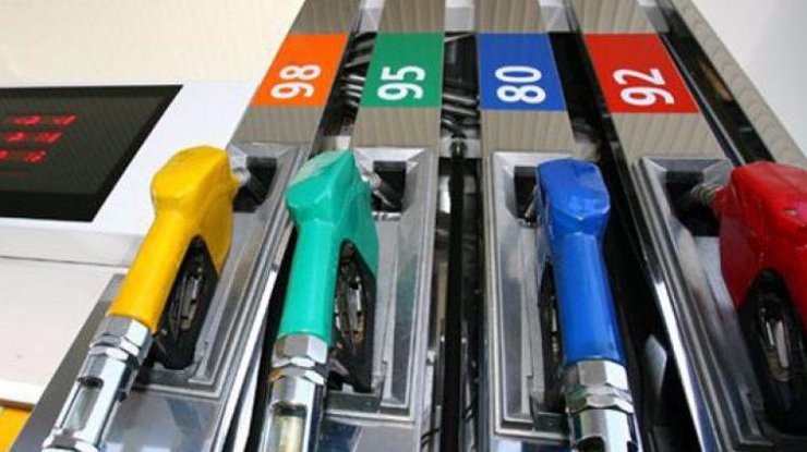 Бензин на украинских заправках нехотя дешевеет