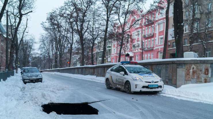 Почему дыру в асфальтном покрытии в центре Днепра так и не засыпали Почему дыру в асфальтном покрытии в центре Днепра так и не засыпали