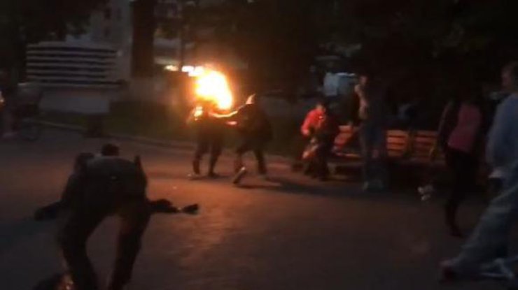 В центре Луцка мужчина поджог себя В центре Луцка мужчина поджог себя
