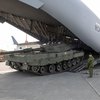 Канада відправила Україні два танки Leopard 2 та ремонтні машини (відео)