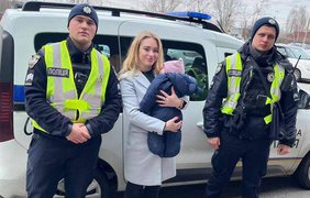 У Києві поліція забрала немовля у матері-наркоманки, яка знепритомніла "під кайфом" (відео)