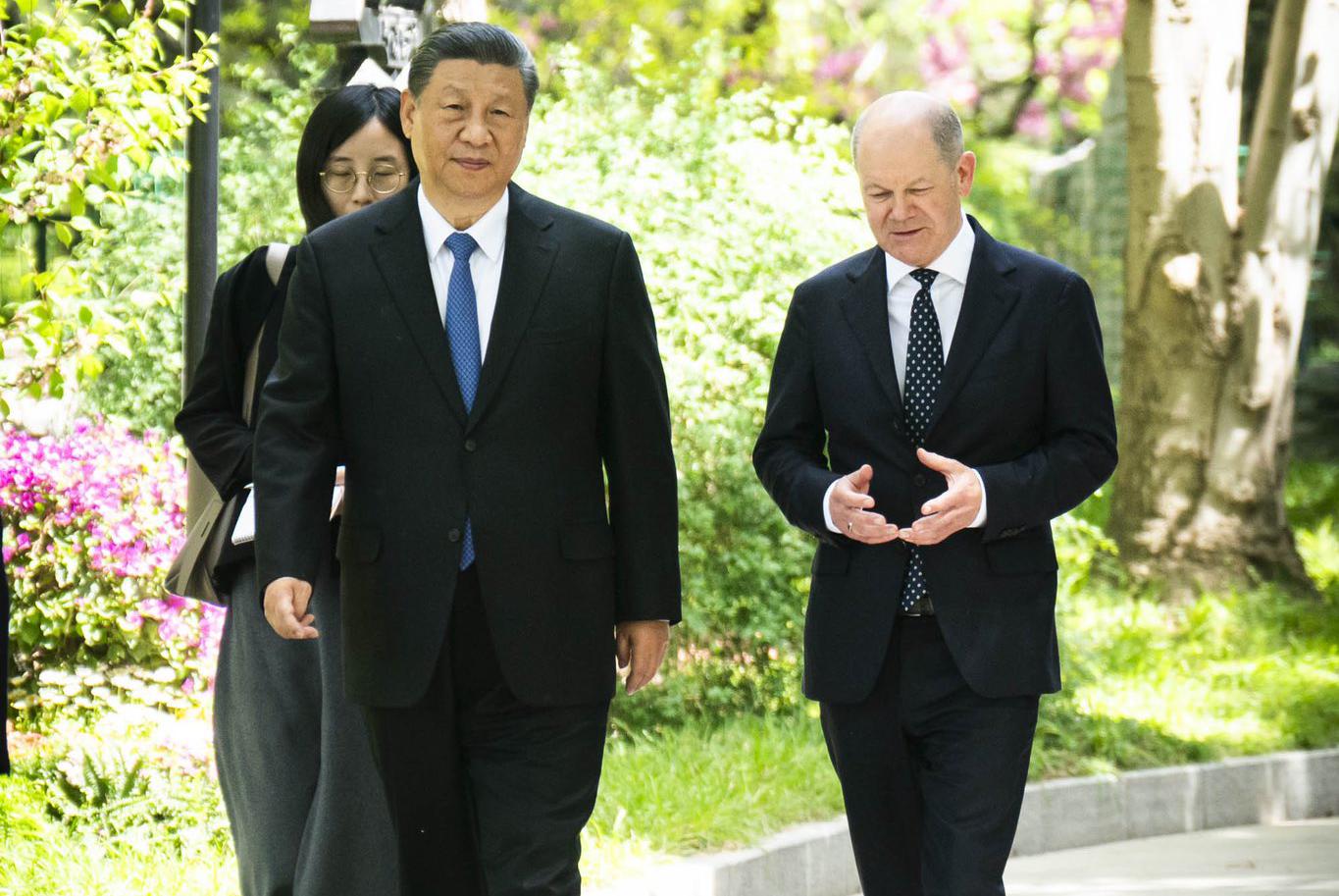 Канцлер Німеччини Олаф Шольц під час офіційного візиту до Пекіна обговорив з лідером КНР Сі Цзіньпіном російську агресію проти України. За словами канцлера, він попросив китайського лідера вплинути на путіна задля припинення вогню