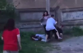 Школярі побили дівчину та зняли процес на відео 