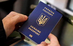 Хто з українців зможе отримати паспорт за кордоном: перелік категорій чоловіків 