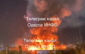 В Одесі після ракетного удару вирує сильна пожежа (відео)