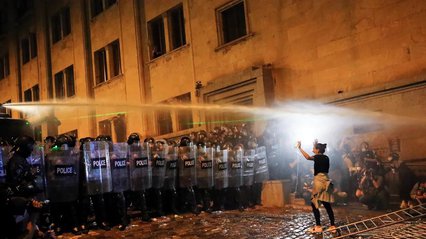 У Тбілісі силовики водометами та гумовими кулями розганяють мітинг проти "закону про іноагентів" (відео)
